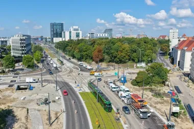 Tramwaje wracają na Królowej Jadwigi. Kierowcy odzyskają dwa pasy