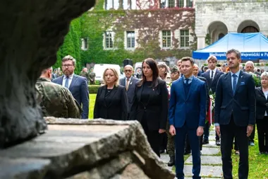 Modlitwa, apel pamięci i znicze przy pomniku Ofiar Katynia i Sybiru