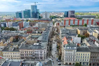 Nowe tory na Ratajczaka. Pieszych czekają zmiany na Niezłomnych