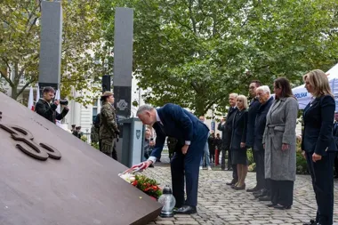 Pod pomnikiem w Poznaniu uczczono 87. rocznicę Polskiego Państwa Podziemnego