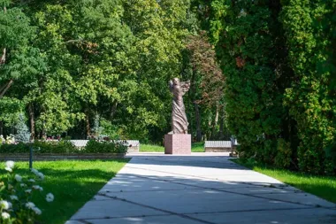Nike znów stoi na Cytadeli. Zniszczoną rzeźbę zastąpił odlew z brązu