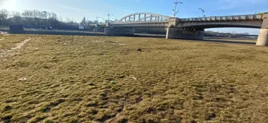 Nad Wartą ruszyło wielkie sprzątanie i widać, jak drogo kosztuje beztroska spacerowiczów