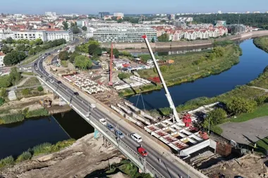 Na Moście Chrobrego montują stalowe belki długości 28 metrów