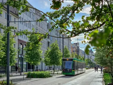 Tramwaje wracają do częstszego kursowania. Zmiany obejmą też autobusy i ulice