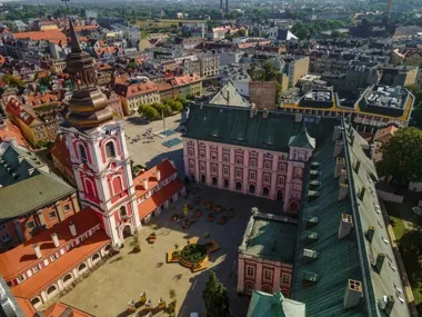 Warkocz Magdaleny na dziedzińcu. Konkurs, fara i pierwsza komfortka