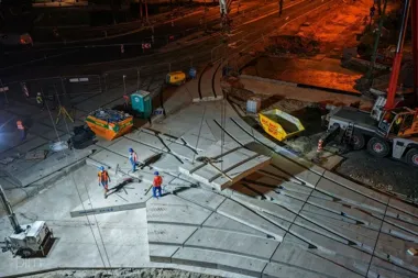 Montaż ciężkich płyt na Wierzbięcicach. Tramwajowy węzeł zbliża się do pełnej gwiazdy
