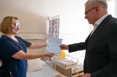 Nowy pokój rodzinny w szpitalu Raszei. Po porodzie bliscy mogą być razem
