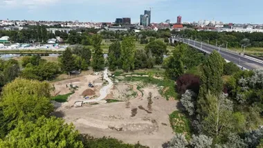Betonowe place zmieniają się w parki. Zielone inwestycje w Poznaniu