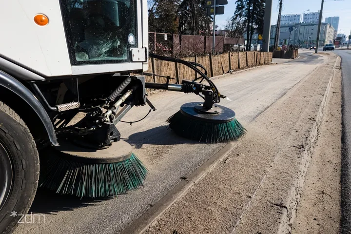 Wiosenne porządki w Poznaniu – od piasku na chodnikach po osłony dla młodej zieleni