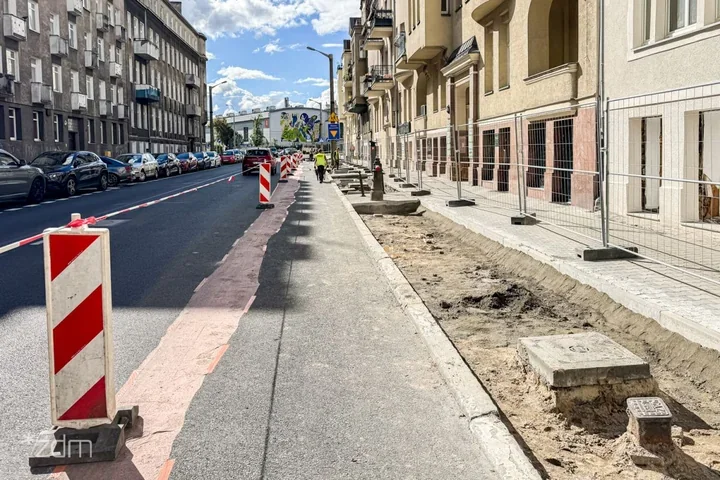 Na ul. Zeylanda zazieleni się szeroki chodnik. Posadzą tysiące roślin