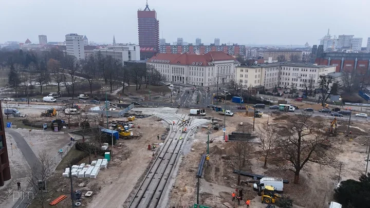Tor jazdy na ul. Niezłomnych zmieni się – lewy pas będzie zawężony, ruch poprowadzą przesunięte wygrodzenia
