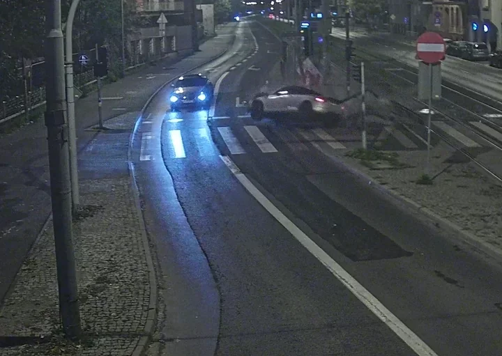 29-latka rozbiła Audi o przystanek i uciekła. Miała zakaz jazdy