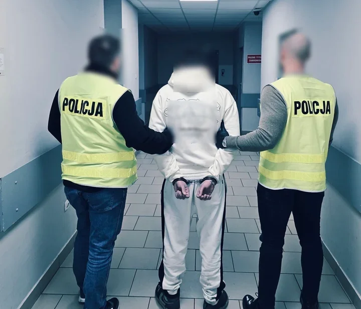 Ukradł Golfa, staranował słup i uciekł - 27-latek zatrzymany na Wildzie