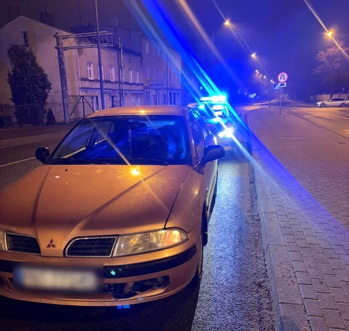 Łyse opony i cudze tablice - 30-latek bez prawa jazdy po kolizji na Gdyńskiej