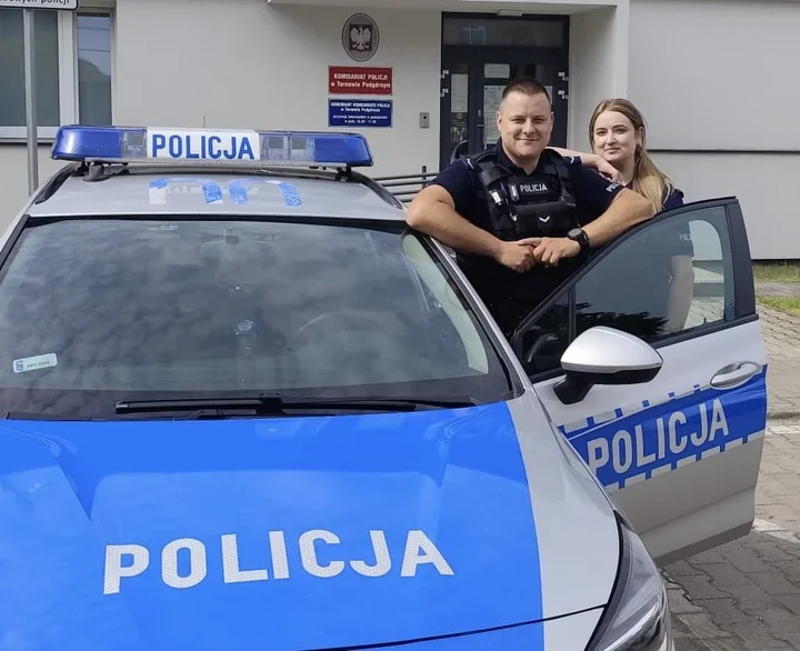 Dym w domu, brat w drzwiach - policjanci znaleźli nieprzytomnego 53-latka