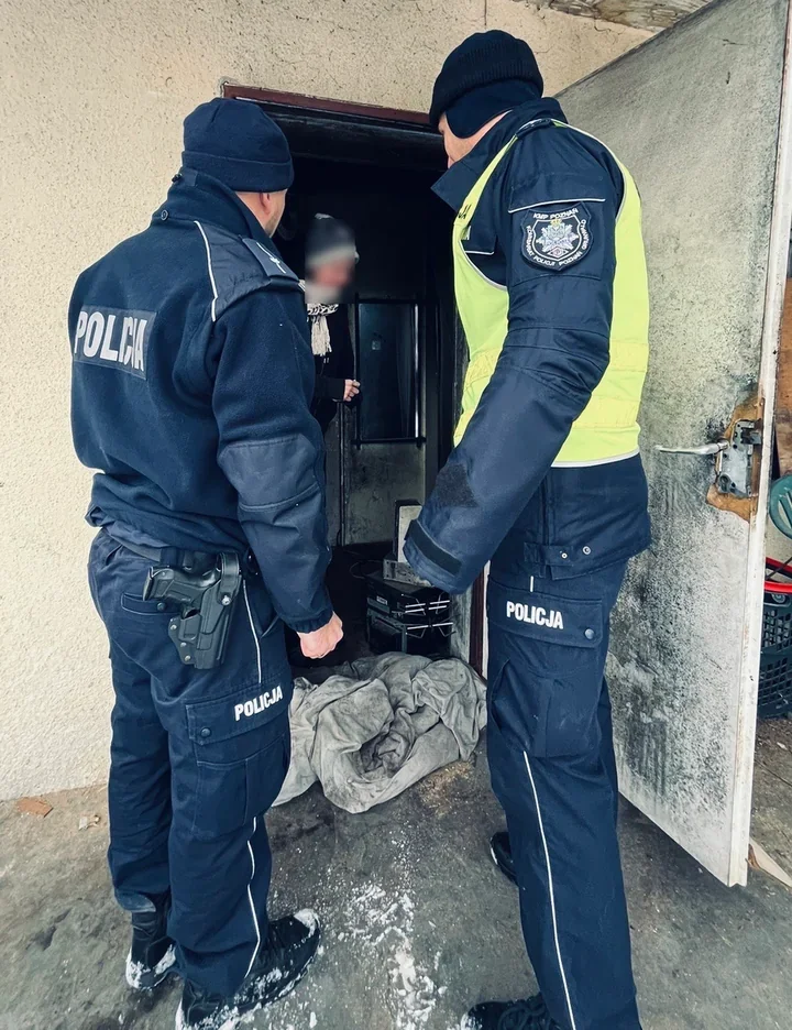 Poznań - policja kontroluje pustostany i dworce w obliczu siarczystego mrozu