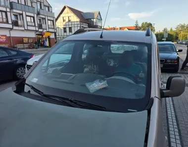 Skradzionym Citroenem uciekli, uszkodzili drogę, a potem zasiedli do śniadania
