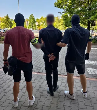 35-latek sam zgłosił urządzenie w baku. Na stacji w Swarzędzu ruszyła akcja służb