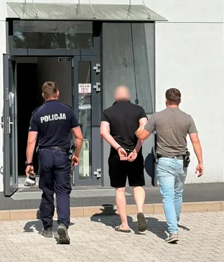 Trzy listy gończe i dwa zakazy. 46-latek wpadł z substancją