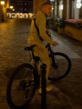 Cios w twarz przy Woźnej i Klasztornej. Policja szuka mężczyzny ze zdjęć