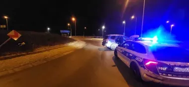 Subaru wbiło się w barierę - kierowca miał narkotyki i zatrzymane prawo