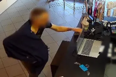 Napadł na dwa sklepy w kilkanaście minut, wpadł tuż po drugiej próbie