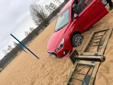 Skradzione auto ugrzęzło na plaży - pijany 25-latek zatrzymany