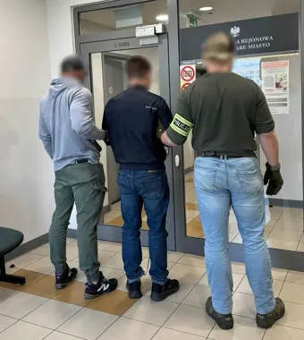 Najpierw zablokowali drzwi, potem wynieśli skrzynki spod sklepu w Poznaniu