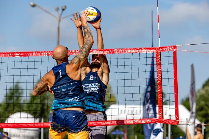 Setki siatkarzy nad Rusałką – Chwiałka Volley rozpoczyna sezon plażowy