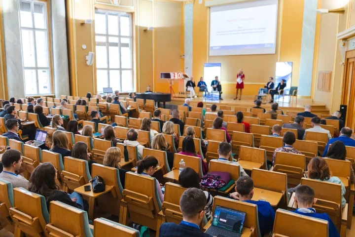 Biegowe rozmowy w murach uczelni – panele o zrównoważeniu, pokoleniu Z i jakości imprez