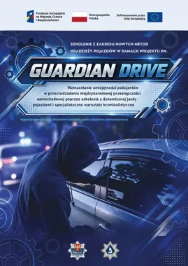 Plakat projektu „Guardian Drive” przedstawia postać w kapturze przy samochodzie na tle policyjnego pojazdu oraz logotypów instytucji finansujących szkolenie dla