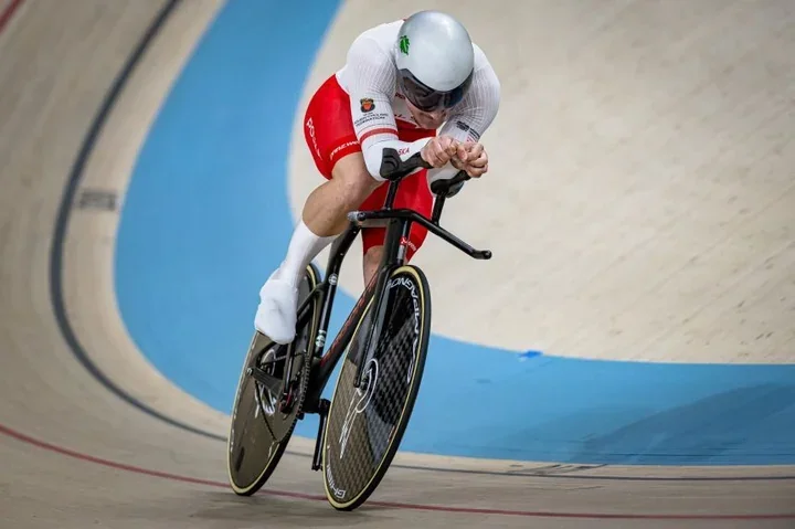 Młody sprinter Jedynki – obiecujący debiut w elicie na szybkim torze w Konya