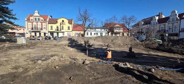 Ślady średniowiecznych chat odsłonięte podczas przebudowy rynku w Kostrzynie
