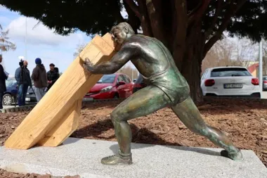 Józef Zapaśnik przy hali przypomniał, z czego od lat słynie Swarzędz