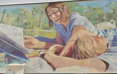 Mural przy bibliotece ma dwa oblicza. Jedno zapisano wierszem