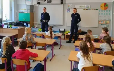 Jak nie zniknąć kierowcom z oczu – policjantki dały dzieciom ważną lekcję