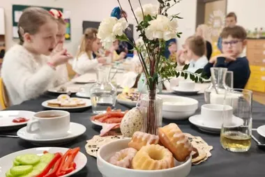 W Plewiskach świąteczny stół zamienił lekcję w wielkanocny rytuał