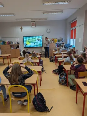 Bezpłatne lekcje o odpadach w szkołach – jak Poznań uczy segregacji i ograniczania śmieci