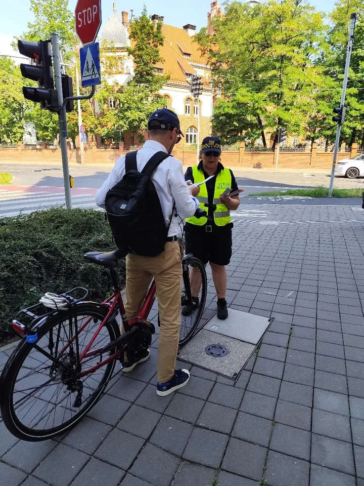 Odblaski nie tylko na jesień. Strażnicy z Poznania ostrzegają