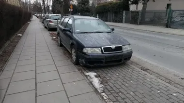 Wraki znikają z Poznania, ale każda laweta uruchamia długą procedurę
