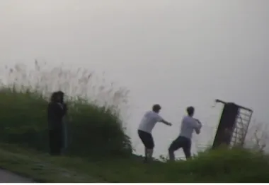 Czteroosobowa grupa nad Wartą wrzuciła ławkę do rzeki nad ranem