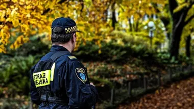 Dym, śliskie liście i pustostany. Jesienne patrole w Poznaniu