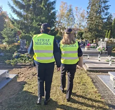 Tłumy przy poznańskich cmentarzach już rosną. Straż Miejska apeluje o ostrożność