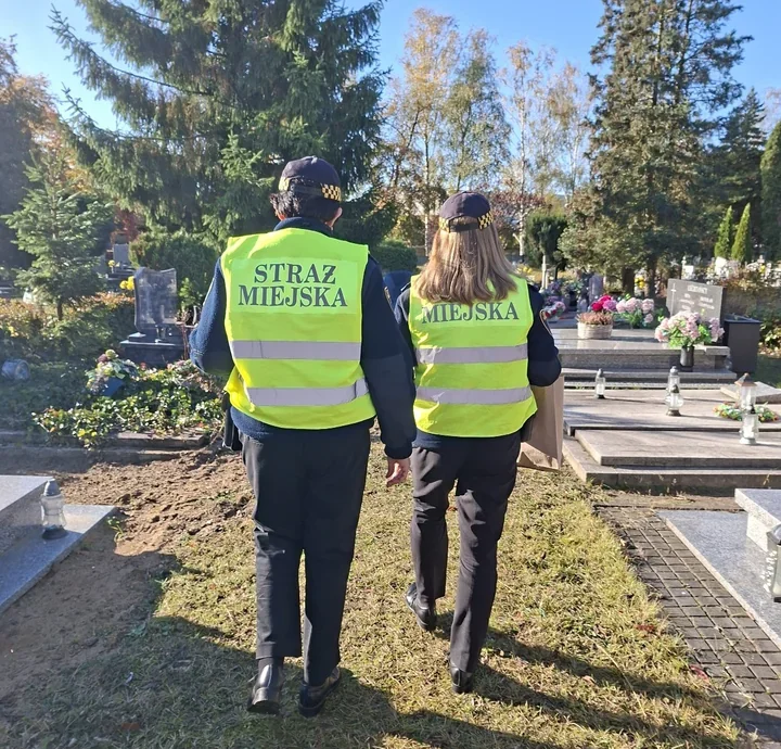 Tłumy przy poznańskich cmentarzach już rosną. Straż Miejska apeluje o ostrożność