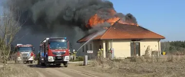 Noc pożarów w Wielkopolsce - domy, urząd i hala przemysłowa w ogniu