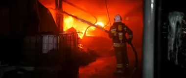Pożar hali pod Międzychodem. Około 150 strażaków walczyło z dymami