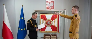 Strażak z Poznania złożył ślubowanie - zaczyna służbę w stanowisku kierowania