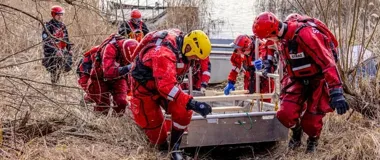 Drony i AED na lodzie - strażacy ćwiczyli ratowanie z jeziora Wonieskiego