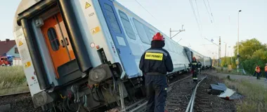 Boczne zderzenie dwóch pociągów w Białośliwiu. Setki pasażerów czekały w remizie