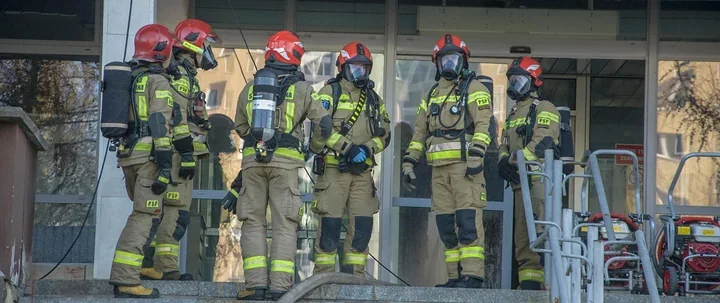 Strażacy ćwiczyli w byłej komendzie w Pile - wentylacja taktyczna w praktyce